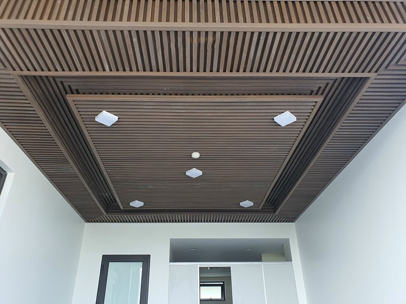 trần nhựa phòng khách 