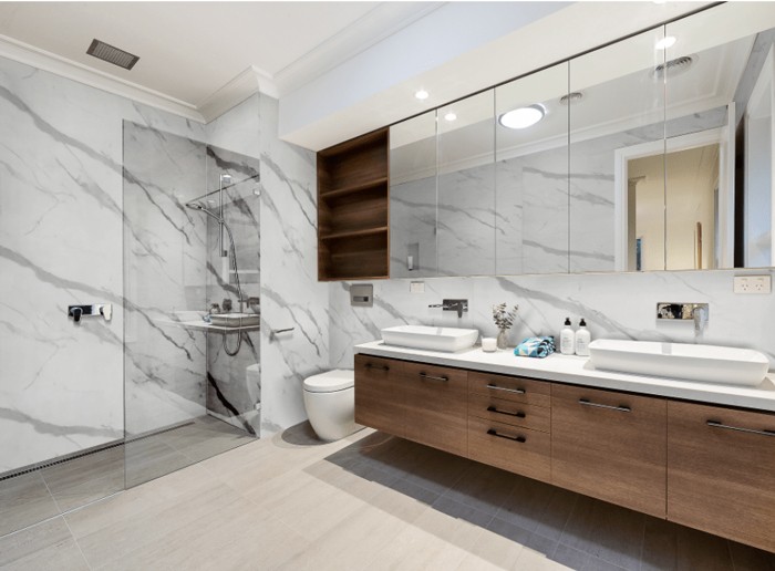 Nhua Op Tuong Nha Tam Phong Ve Sinh 