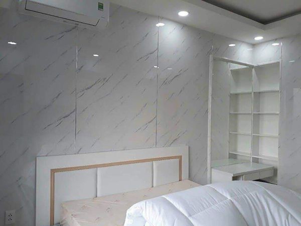 phòng ngủ ốp nhựa giả đá 