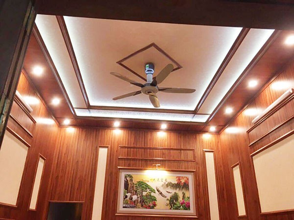 Tran Nhua Gia Go Phong Khach