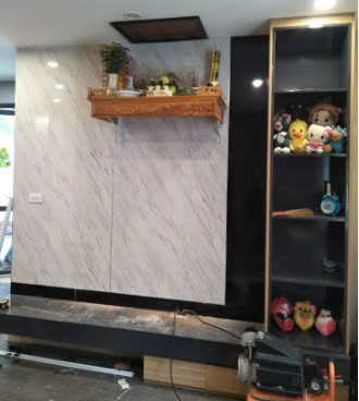 mẫu nhựa ốp phòng thờ vân đá 