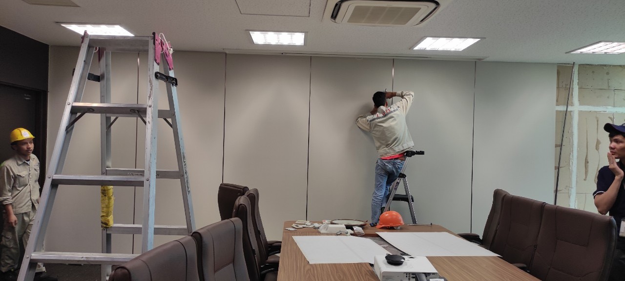 thi công tấm ốp than tre 