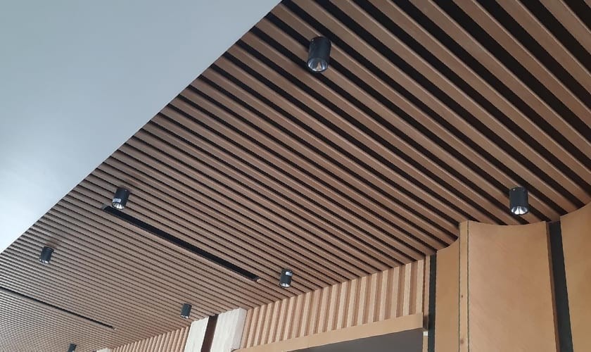 nhựa lam sóng ốp trần 