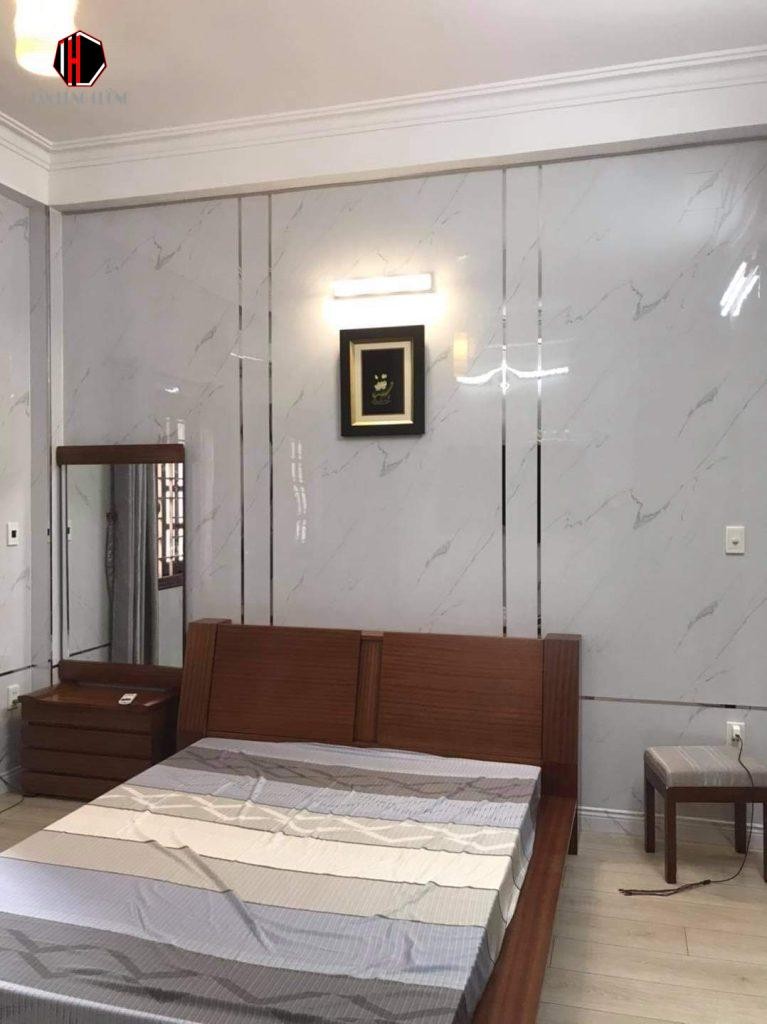 ốp tường nhựa cho phòng ngủ nhỏ 