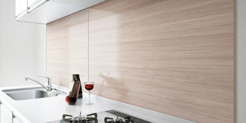 Nhung Luu Y Khi Su Dung Tam Nhua Op Tuong Bep 1