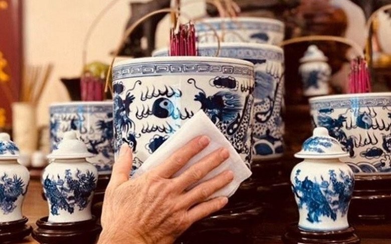 vệ sinh lau bàn thờ