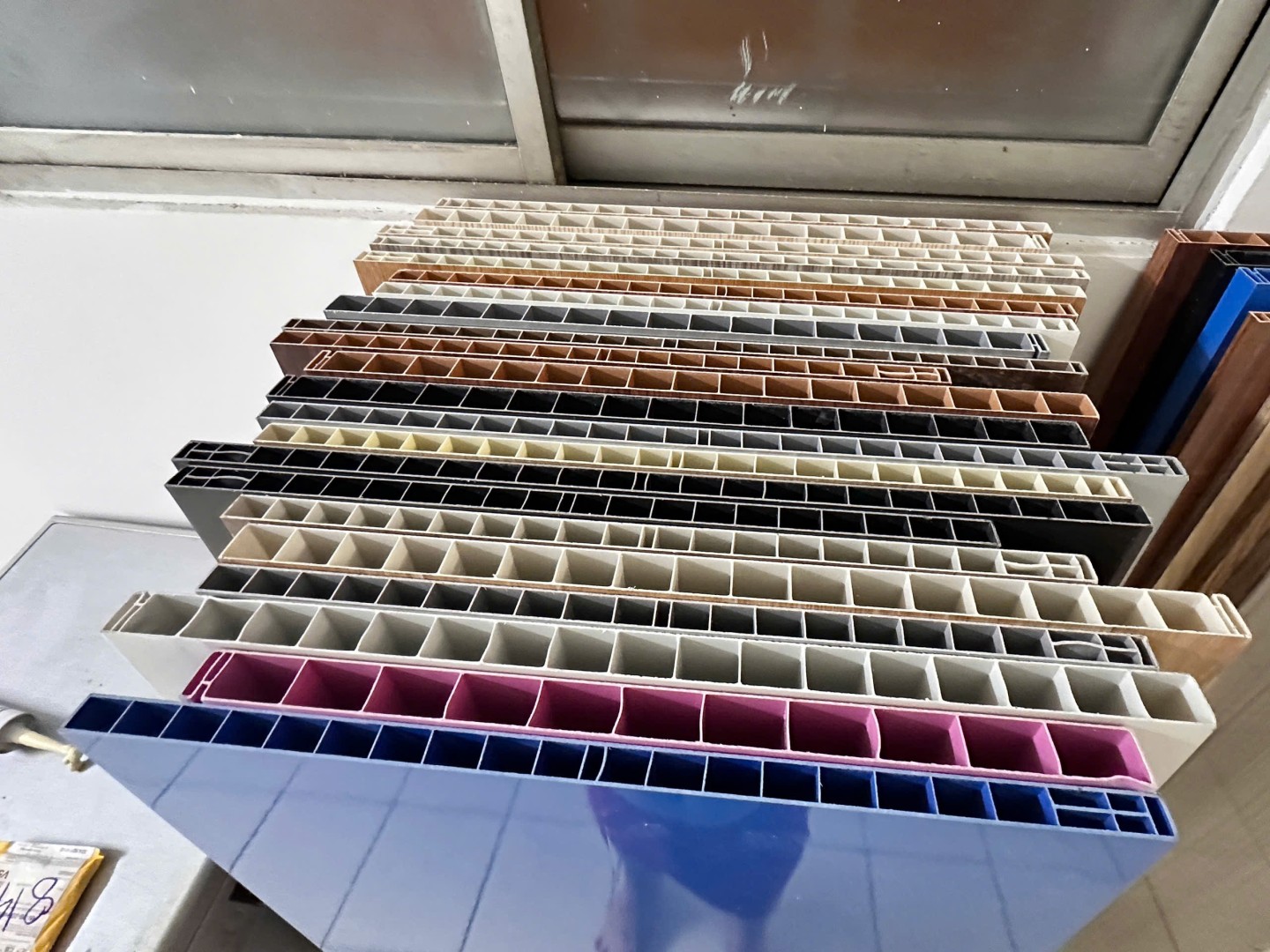 Cách Chọn Tấm Nhựa Làm Tủ Bếp - Đẹp, Bền Và An Toàn 2025 