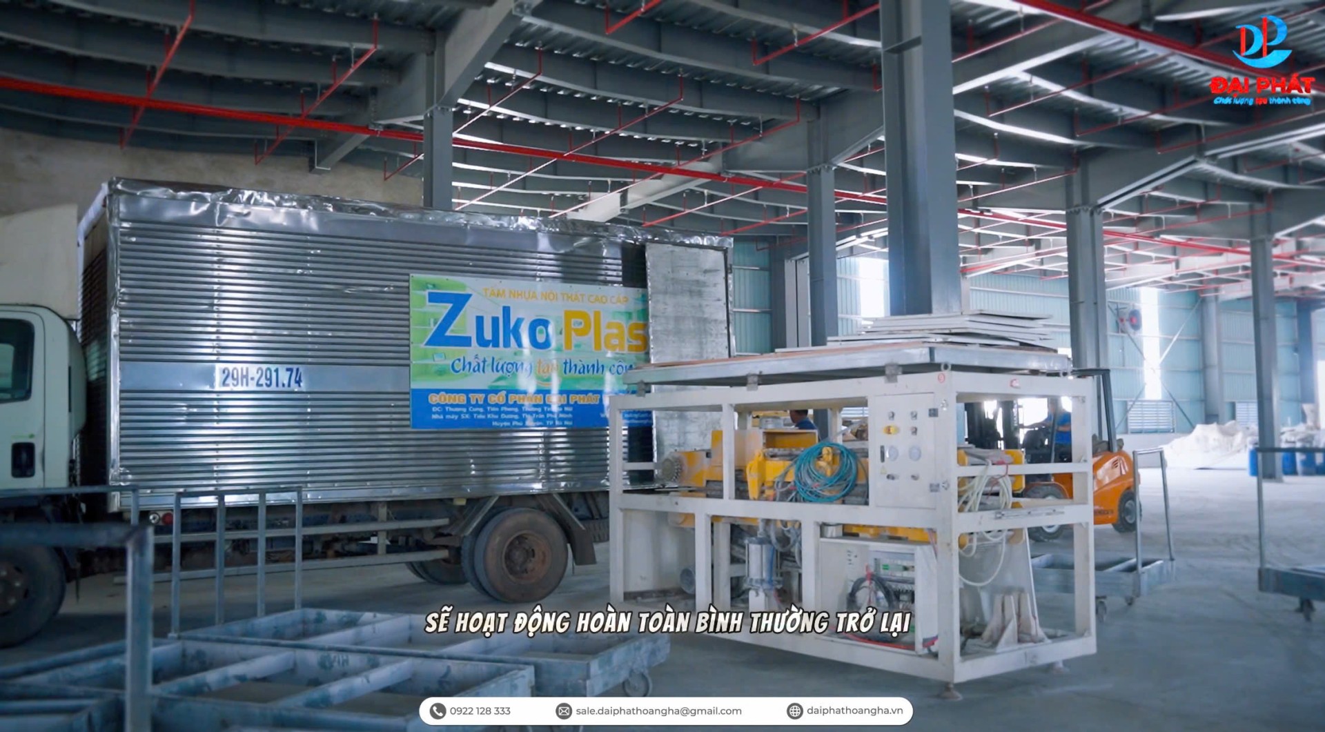 Xe nâng vận chuyển thiết bị và vật tư tại công trình nhà máy mới Đại Phát Hoàng Hà