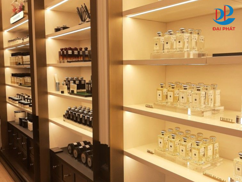 KỆ TRƯNG BÀY SẢN PHẨM – GIẢI PHÁP TẠO ẤN TƯỢNG VÀ TỐI ƯU 2025