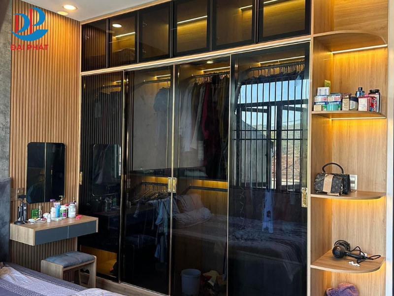 Có Nên Làm Tủ Nhựa Cánh Kính Không? Ưu – Nhược Điểm Tủ Nhựa Cánh Kính 2025