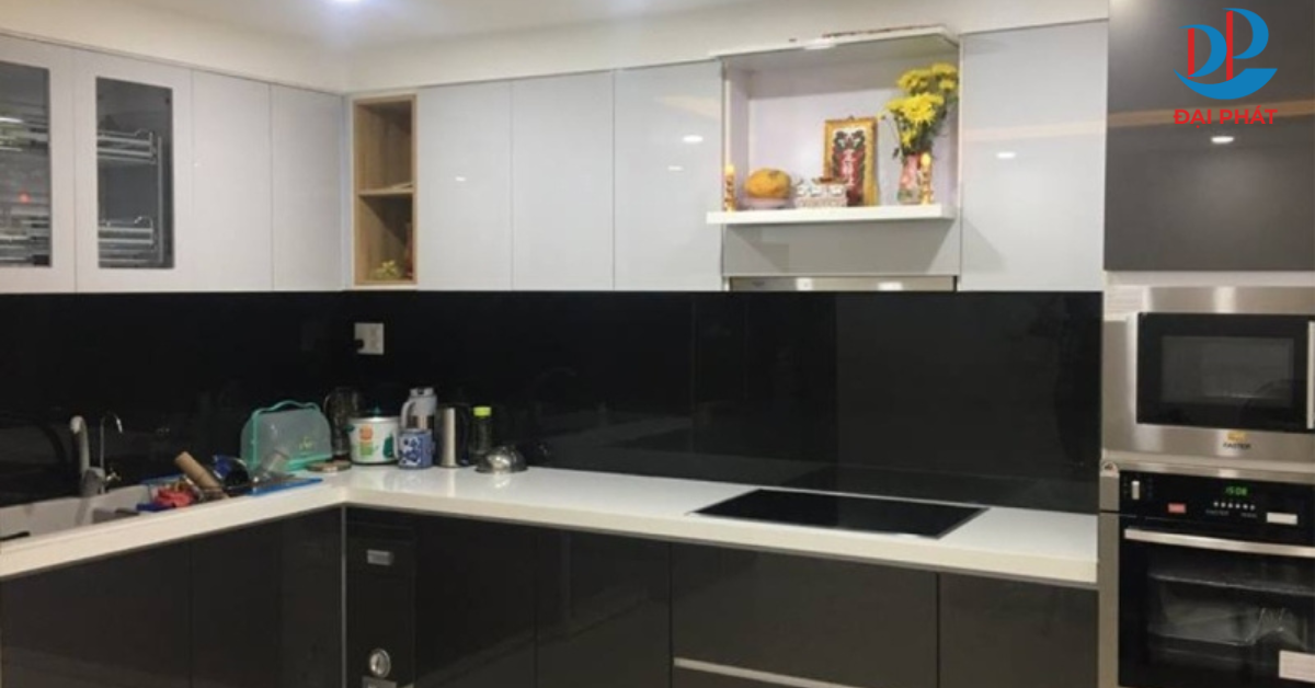 5+ MẪU TỦ BẾP CÓ BÀN THỜ ÔNG TÁO CHUẨN PHONG THỦY 2025