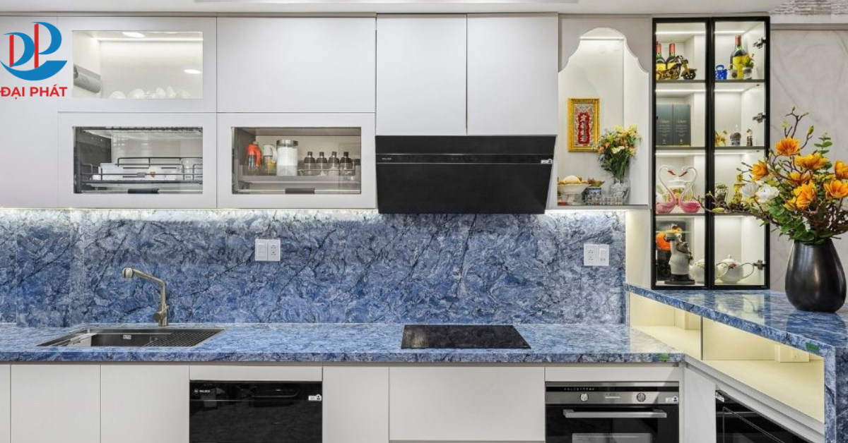 5+ MẪU TỦ BẾP CÓ BÀN THỜ ÔNG TÁO CHUẨN PHONG THỦY 2025