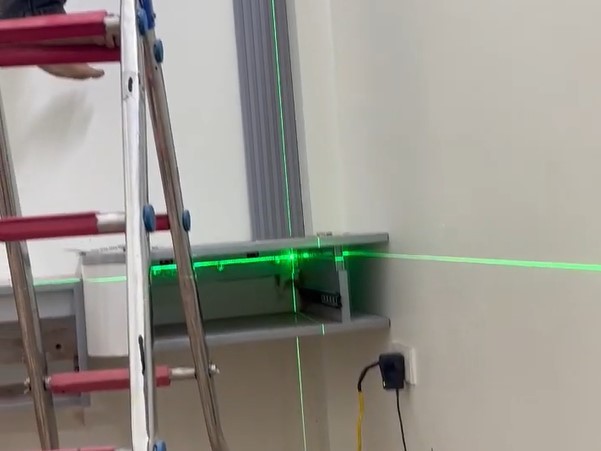 Cach-dung-thuoc-laser-thi-cong-nhua-noi-that