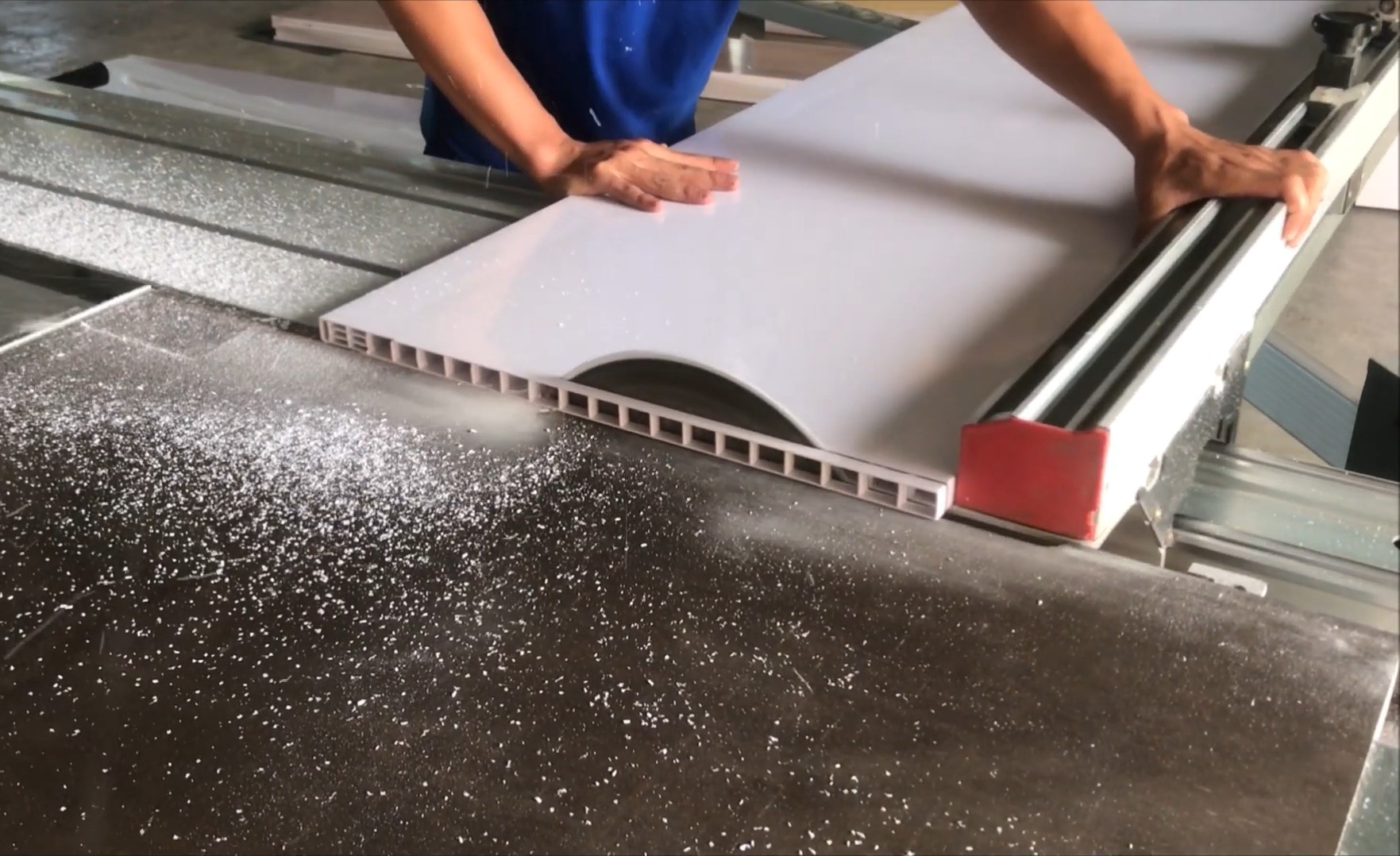 ky-thuat-cat-tu-nhua-2025